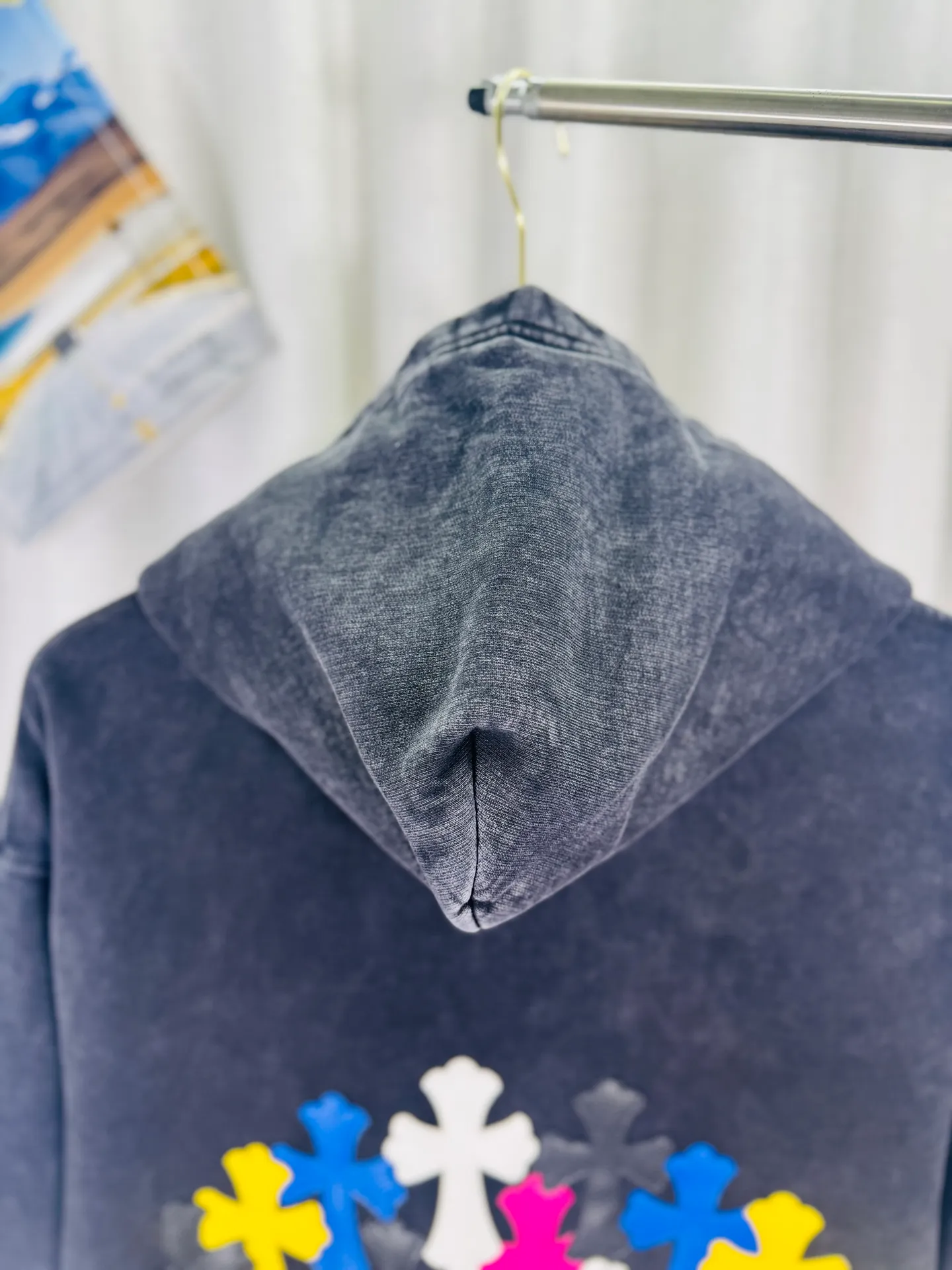 P330 top version, real shot without P, ​​different from market currency) 𝗖𝗵𝗿𝗼𝗺𝗲 𝗛𝗲𝗮𝗿𝘁𝘀/Cro Heart 2025 washed and burned flower patch embroidered autumn and winter new original single counter American veneer 3D three-dimensional couple casual hooded sweatshirt 👑The highest version! Customized fabric 480g tripe terry fabric! American acid-washed and distressed original fabric, laser burning + leather embroidery, exquisite embroidery of letters! The best-selling model in the counter, very comfortable to wear. Accessories: original molded and authenticated collar label➕100% silk wash label. Genuine purchase-grade original hangtag➕matching hanging rope➕3D hanging beads➕original packaging bag. Craftsmanship: The original version has consistent wiring! The highest version of the armhole matching technique! Color: Black Green Size: S M L XL Style No.: 9337